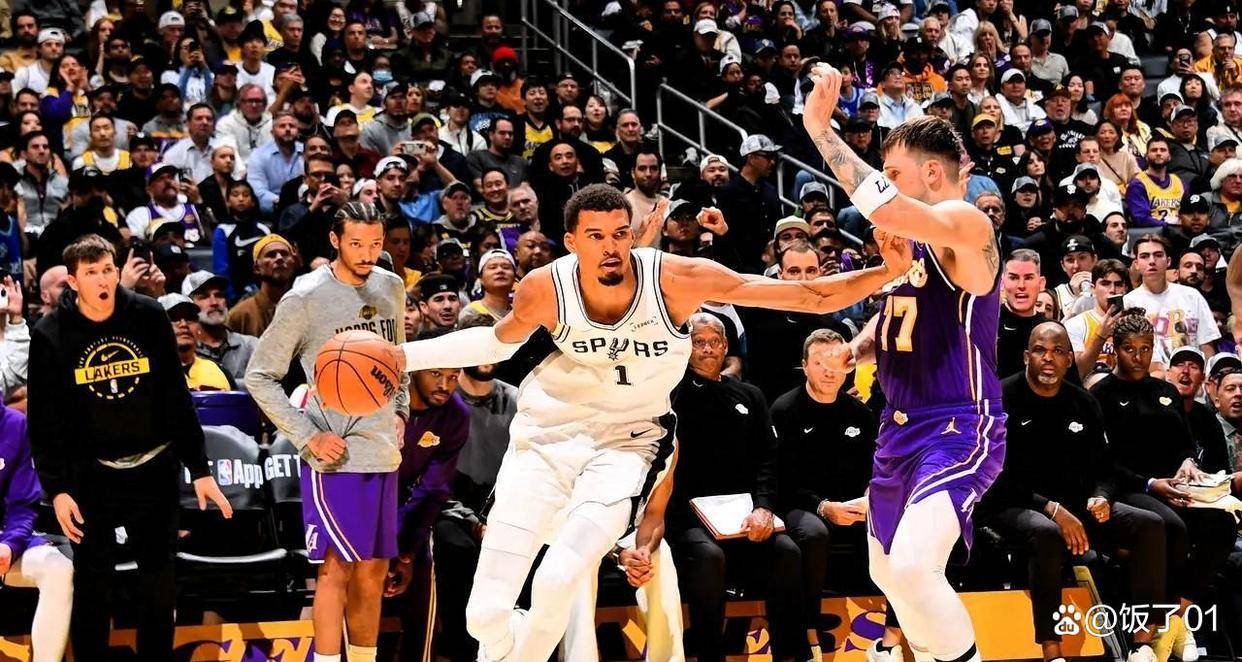 包含赛后NBA总决赛传出新动向，圣安东尼奥马刺绝杀压哨，管理层表态：压力陡增，数据趋势出现新变化的词条