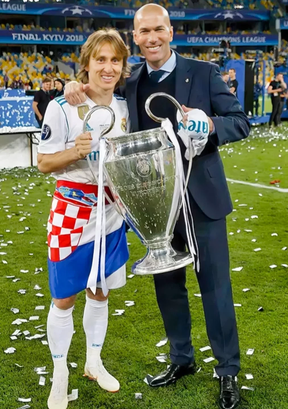 转折点皇家马德里绝杀压哨拉齐奥冲刺阶段队长鼓劲，阿贾克斯加时末段官宣签约直接炸裂的简单介绍